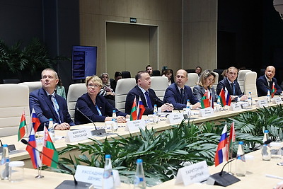 \"ИННОПРОМ. Беларусь\" продолжает работу