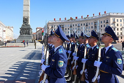 Член Посткома Политбюро ЦК КПК возложил венок к монументу Победы в Минске
