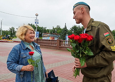 Витебские десантники на улицах города вручили женщинам цветы