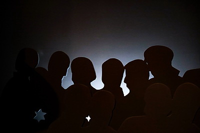 Участники медиатура \"Дорогами Победы\" презентовали Музею истории ВОВ копию уникального плаката