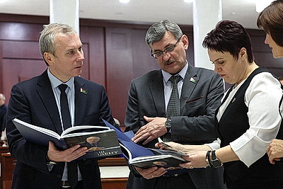 Сергеенко: книга \"Наш Президент\" будет интересна и полезна для прочтения каждому