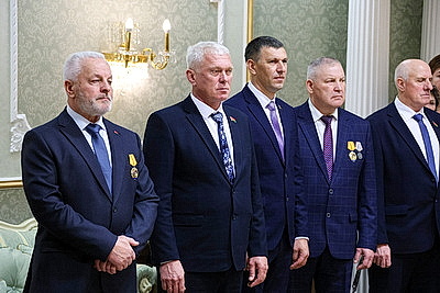 Лукашенко вручил награды заслуженным аграриям Беларуси