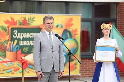 Железнодорожный класс и шикарная спортивная база. Новую школу открыли в Минске