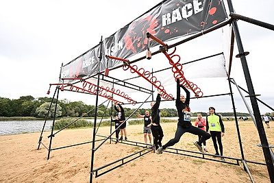 В Несвижском замке завершились соревнования по бегу с препятствиями Bison Race, собравшие 1500 участников всех возрастов