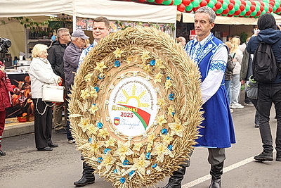 Памятник креветке, выставка караваев и подворий. В Белоозерске проходят \"Дажынкі-2025\"