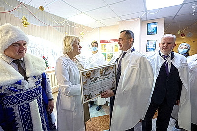 Настоящее новогоднее чудо. В Витебске поздравили мам, родивших накануне праздника