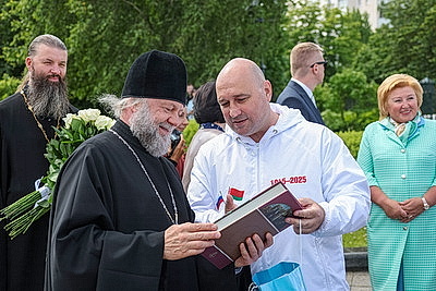 Частицы истории. Участники автопробега \"Дорогами Победы\" заложили в Минске 11 капсул с землей из городов-героев