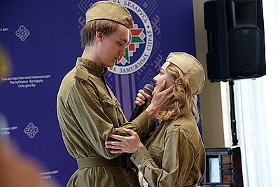 Солдатская каша, выставка, военные песни. В МИД прошло мероприятие к 80-летию Победы
