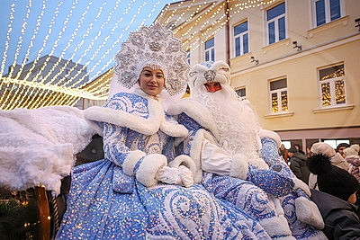 Шествие Дедов Морозов и Снегурочек собрало в Гродно более 700 участников