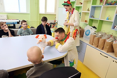 Во время акции \"ЖИТЬ, нельзя болеть\" детям в РНПЦ радиационной медицины вручили подарки