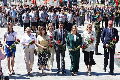 Народное возложение цветов прошло у монумента Победы в Минске
