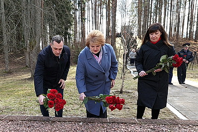 Поклон и цветы от всех поколений. Память жертв фашизма почтили в Городке