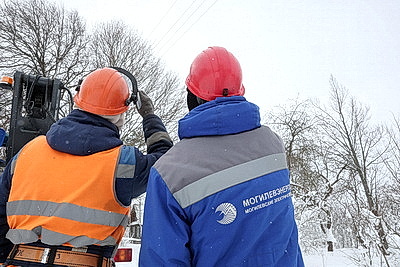 Более сотни бригад восстанавливают электроснабжение в регионах Беларуси
