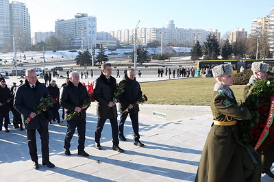 В День защитников Отечества к стеле \"Минск - город-герой\" возложили цветы