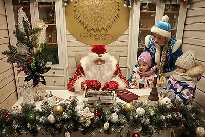 Новогодний автопарад и открытие резиденции Деда Мороза. В Могилеве дали старт праздничным мероприятиям