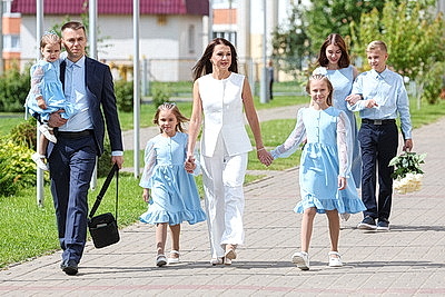 Многодетным матерям Витебска вручили почетные награды за материнский труд