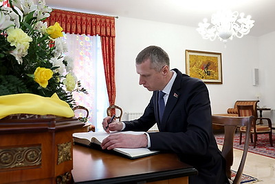 Крутой оставил запись в книге соболезнований в Апостольской нунциатуре в Минске в связи со смертью Папы Римского Франциска