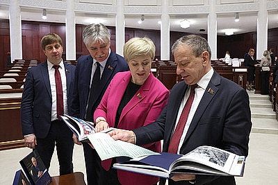 Сергеенко: книга \"Наш Президент\" будет интересна и полезна для прочтения каждому