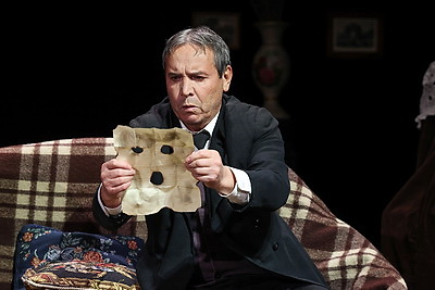 Спектакль \"Волки и овцы\" в рамках гастролей представили российские артисты на сцене молодежного театра