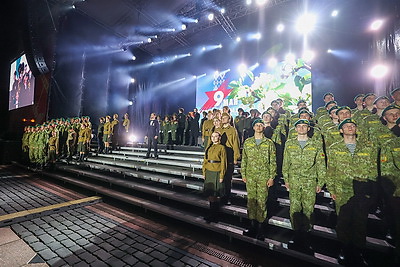 Акция \"Споем День Победы вместе!\" и фейерверк завершили празднование 9 Мая