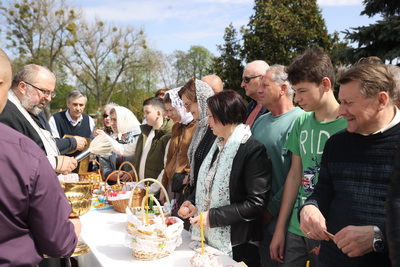 Накануне Пасхи белорусы освящают куличи в храмах и костелах