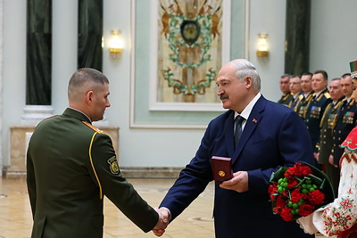 Лукашенко вручил государственные награды и погоны высшему офицерскому составу