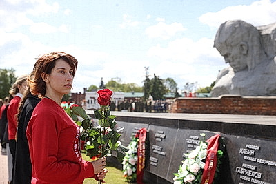 Гигантское знамя Победы развернули в Брестской крепости участники экспедиции \"Непокоренные\"