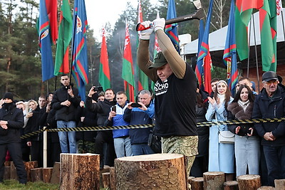 Невероятная атмосфера. Четвертый чемпионат по колке дров среди СМИ проходит в Минском районе