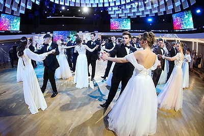 \"Атмосфера сказки!\". Более 40 пар кружились в танце на студенческом балу в Витебске