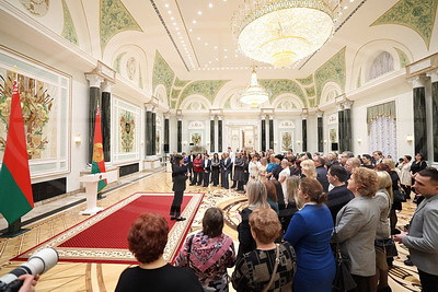 \"Сінявокая, чыстая, прыгожая\". Экскурсанты Дворца Независимости признались в любви к Беларуси