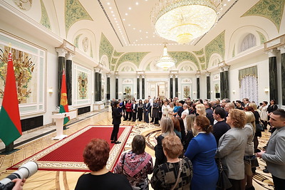 \"Сінявокая, чыстая, прыгожая\". Экскурсанты Дворца Независимости признались в любви к Беларуси