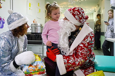 \"Мама, смотри!\" В окна к пациентам РНПЦ детской хирургии постучались Деды Морозы-альпинисты