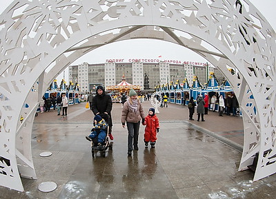 От ледового катка до подарков ручной работы. Чем удивляет рождественская ярмарка в Витебске