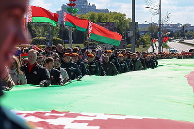 500 м длиной и 9 м шириной. В Минске пронесли самый большой флаг Беларуси