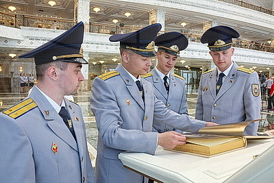 Дворец Независимости посетили сотрудники Следственного комитета