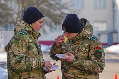 Тематические конкурсы и блины на разный вкус: военнослужащие в Могилеве встретили Масленицу