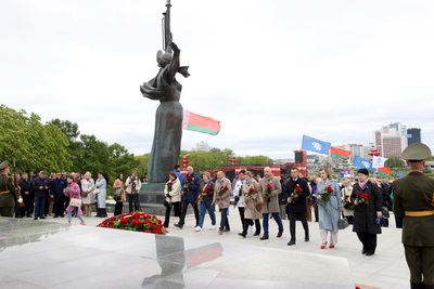 В праздник Первомая состоялось возложение цветов к стеле \"Минск - город-герой\"