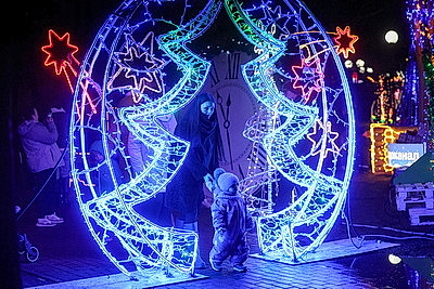 Гродно засиял огнями. Праздник \"Чароўныя ліхтарыкі\" открыл новогодний сезон в Гродно