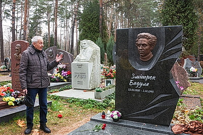 Памятник Змитроку Бядуле открыли на Восточном кладбище в Минске