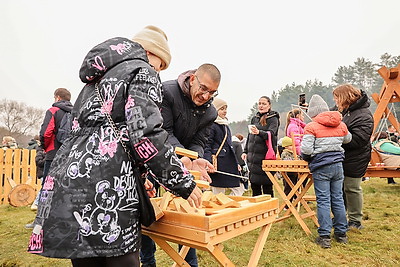 Невероятная атмосфера. Четвертый чемпионат по колке дров среди СМИ проходит в Минском районе