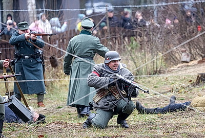 Масштабная военно-историческая реконструкция состоялась в мемориальном комплексе \"Партизанская криничка\" в Гомеле