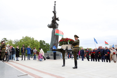 В праздник Первомая состоялось возложение цветов к стеле \"Минск - город-герой\"