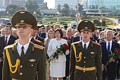 Торжественная церемония возложения цветов прошла у стелы \"Минск - город-герой\"