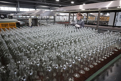 Гибко и эффективно. Как на Гродненском стеклозаводе выпускают сразу два вида продукции на одной линии