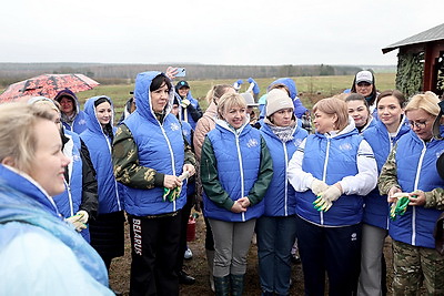 Кочанова во время посадки сада в честь 80-летия Победы: мы отмечаем этот праздник с особым трепетом