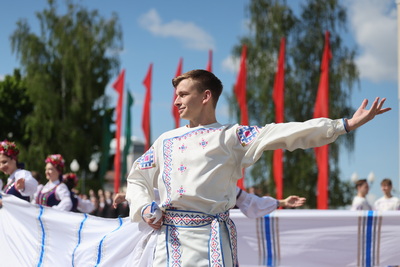\"Отражение героической истории, идеалов и ценностей\". В Гродно чествовали государственные символы