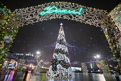 Новогодняя иллюминация превратила столицу в зимнюю сказку