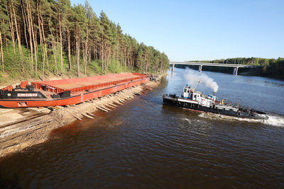 Модернизированную баржу для речного пароходства спустили на воду Немана в Гродно