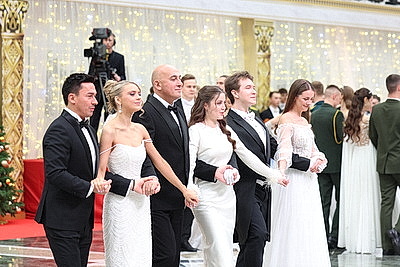 Вальс, кадриль и полонез. Дворец Независимости собрал участников красочного новогоднего бала