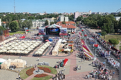 Более 2 тыс. человек прошли по центру Гродно в \"Шествии поколений\"
